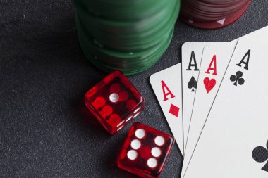 Casino bahis arka plan. Bahis fişli ace oyun kartları 