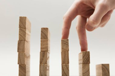 Kişiler el ahşap bloklar bir dizi kadar yürüyüş. İş geliştirmek