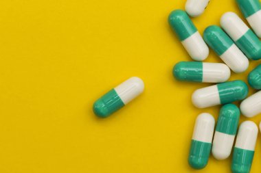 Parlak bir renk üzerinde Reçeteli antibiyotik ilaç ilaç hapları
