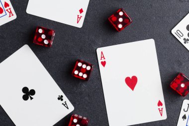As kırmızı zar ile kartları oynarken. Casino bahis ve kumar con