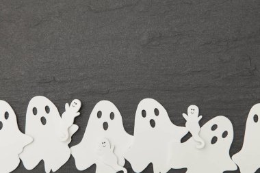 Bir kayrak arka plan üzerinde Halloween hayalet şekilleri