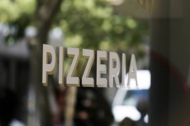 Pizzacı dükkanıpencere tabelası. Pizza Dükkanı