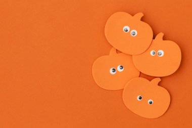 Komik googly gözleri ile Halloween kabak karakter şekli