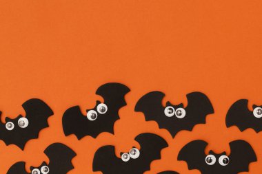 Komik googly gözleri ile Halloween yarasa karakter şekli