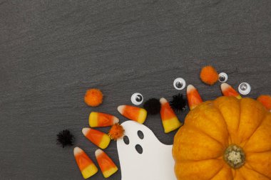 Bir kayrak backg üzerinde hayaletler ve şeker mısır ile Halloween arka plan