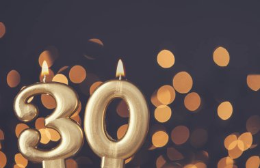 Bulanık ışık backgrou karşı Altın sayısı 30 kutlama mum