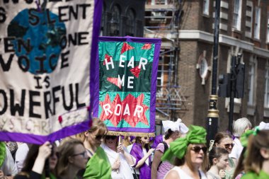 Londra, İngiltere - 10 Haziran 2018: Binlerce kadın ve kız yürüyüşü 