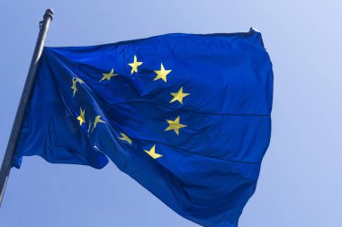 Mavi gökyüzü arka planına karşı dalgadalga avrupa birliği bayrağı