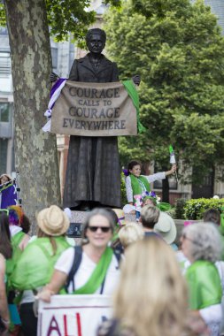 Londra, İngiltere - 10 Haziran 2018: Binlerce kadın ve kız yürüyüşü 