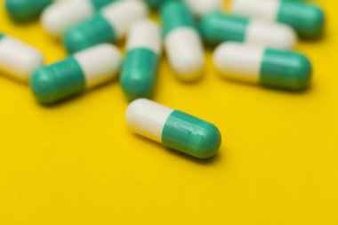 Parlak bir renk üzerinde Reçeteli antibiyotik ilaç ilaç hapları