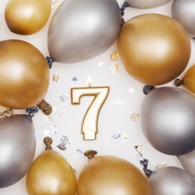 Doğum günü kutlama numarası 7 mum altın ve gümüş balloo ile