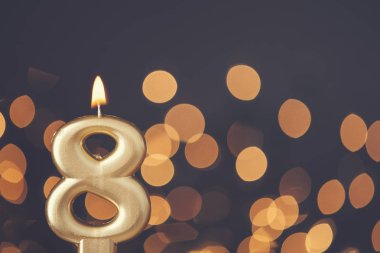 Bulanık ışık backgroun karşı Altın sayısı 8 kutlama mum