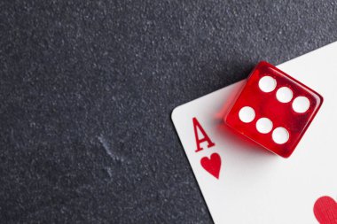 As kırmızı zar ile kartları oynarken. Casino bahis ve kumar con
