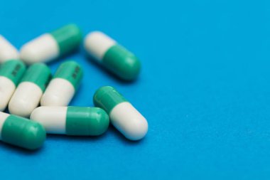 Parlak bir renk üzerinde Reçeteli antibiyotik ilaç ilaç hapları