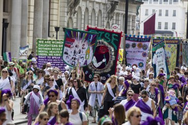 Londra, İngiltere - 10 Haziran 2018: Binlerce kadın ve kız yürüyüşü 