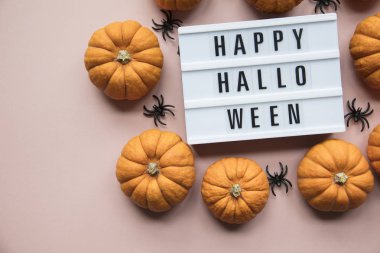 Siyah korkunç yarasalar ile Mutlu Halloween lightbox mesajı