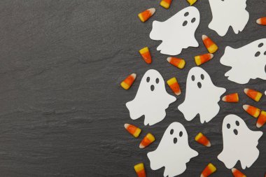 Bir kayrak backg üzerinde hayaletler ve şeker mısır ile Halloween arka plan