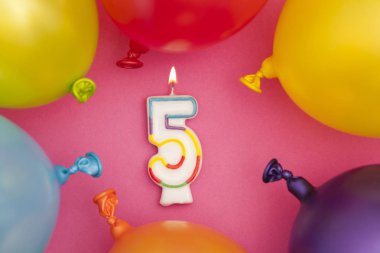 Renkli balon ile Happy Birthday sayısı 5 kutlama mum