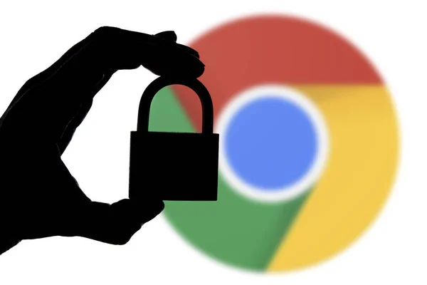 London, Storbritannien-6 juli 2018: Google Chrome säkerhetsfrågor. Silhue — Stockfoto