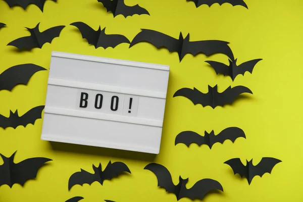 Boo! Halloween lightbox wiadomość z czarnym przerażające nietoperze — Zdjęcie stockowe