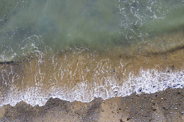 Galler'de dalgaların ve plajın havadan drone görünümü, Birleşik Krallık — Stok fotoğraf