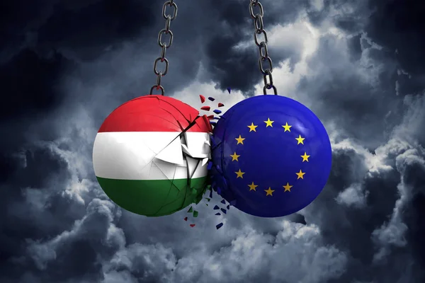 Bandeira da Hungria e União Europeia bolas políticas esmagar em cada — Fotografia de Stock