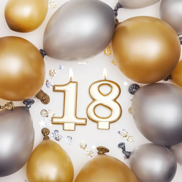 Святкування дня народження 18 свічок з золотом і срібною кулею — стокове фото