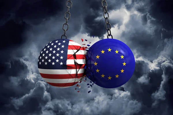 Flaga Stanów Zjednoczonych i piłki polityczne Unii Europejskiej rozbić — Zdjęcie stockowe