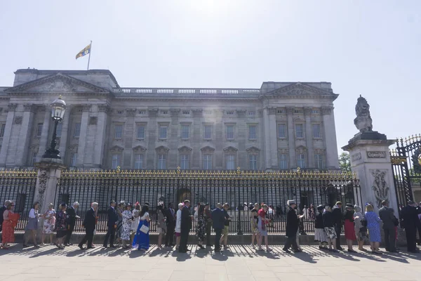 Londra, İngiltere - 15 Mayıs 2018: Konuklar ilk Queens g için geliyor — Stok fotoğraf