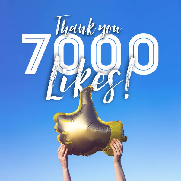 Tack 7000 gillar guld tummen upp som ballonger sociala medier t — Stockfoto