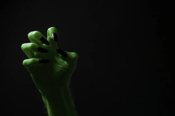 Halloween grüne Hexen oder Zombie-Monster Hand — Stockfoto