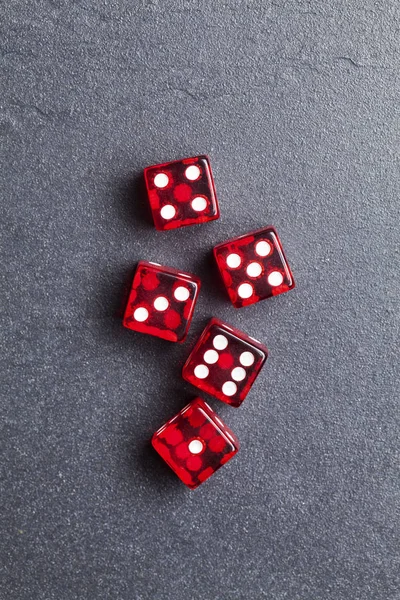 Набор красных кубиков на заднем плане. Ставки и азартные игры — стоковое фото