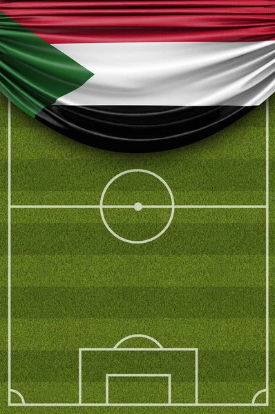 A bandeira do país do Sudão cobriu um campo de futebol. 3D Rende — Fotografia de Stock