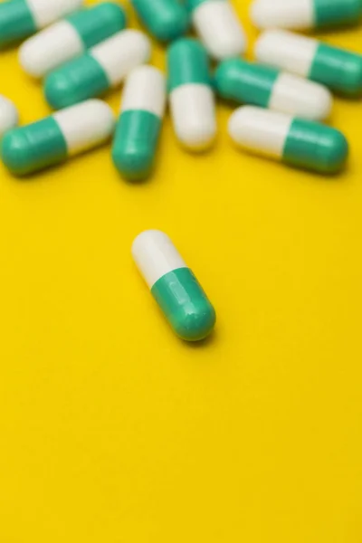 Prescrizione di pillole antibiotiche farmaco su un colore brillante — Foto Stock