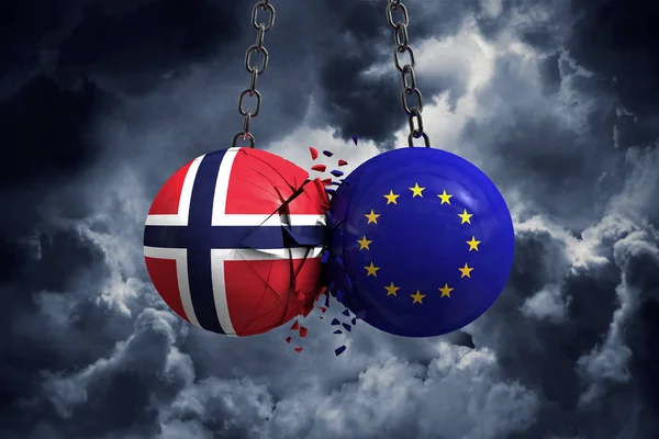 Bandeira da Noruega e União Europeia bolas políticas esmagar em cada o — Fotografia de Stock