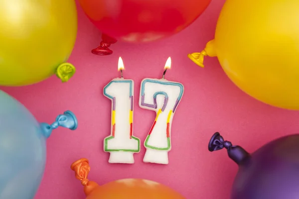 Gelukkige verjaardag nummer 17 viering kaars met kleurrijke Balloo — Stockfoto