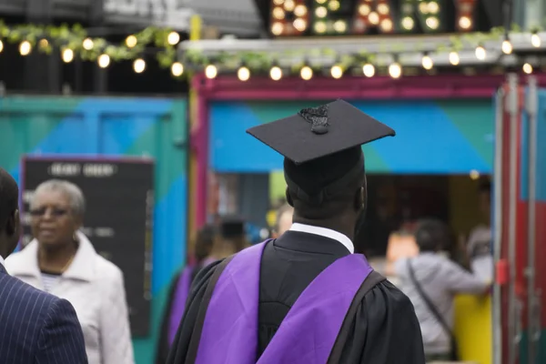 LONDRES, Reino Unido - 5 DE SEPTIEMBRE DE 2018: Graduados de University Colle — Foto de Stock