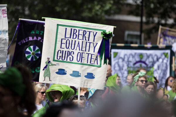 ЛОНДОН, Великобритания - 10 июня 2018 года: Тысячи женщин и девушек маршируют
 