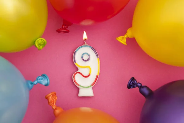 Χαρούμενα γενέθλια αριθμός 9 κερί γιορτή με πολύχρωμο μπαλόνι — Φωτογραφία Αρχείου