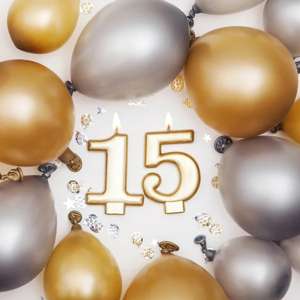 Verjaardag viering nummer 15 kaars met goud en zilver ballo — Stockfoto