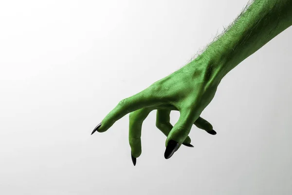 Halloween grüne Hexen oder Zombie-Monster Hand — Stockfoto