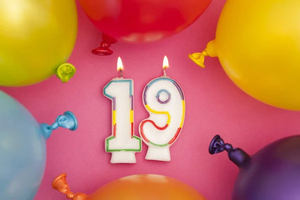 Feliz cumpleaños número 19 vela de celebración con globo de colores —  Fotos de Stock
