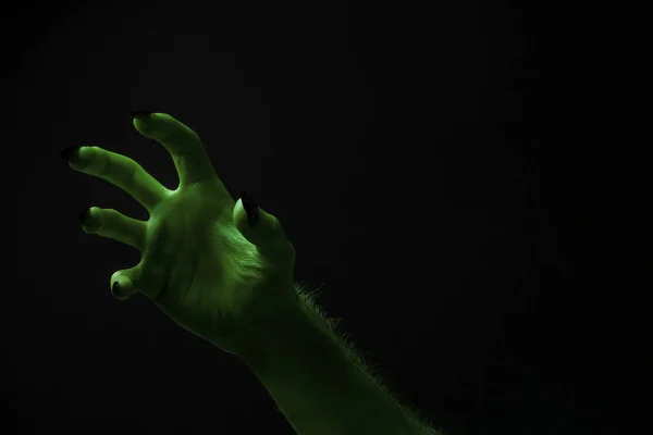 Halloween zöld boszorkányok vagy zombi szörny kezét — Stock Fotó