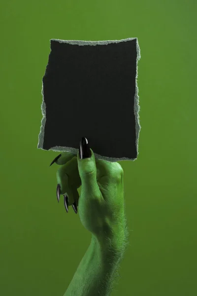 Halloween gröna häxor eller zombie monster hand håller en tom s — Stockfoto