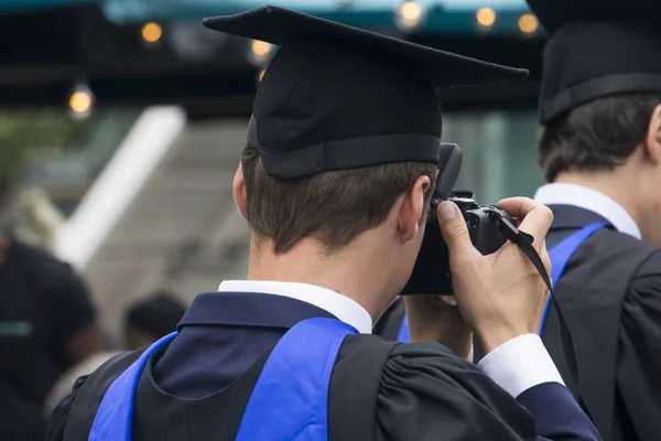 Estudiante graduándose con un título universitario — Foto de Stock