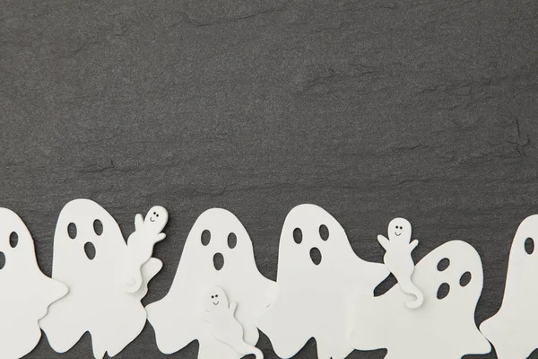 Halloween fantasma formas em um fundo de ardósia — Fotografia de Stock