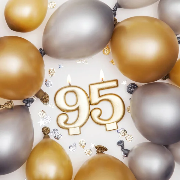 Születésnap ünneplés száma 95 gyertya arany és ezüst légg — Stock Fotó