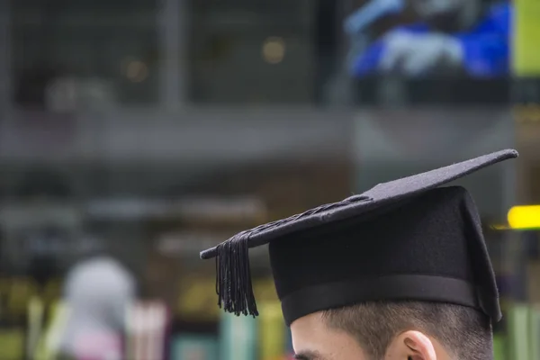 Estudiante graduándose con un título universitario — Foto de Stock