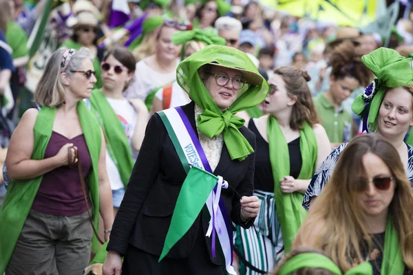 ЛОНДОН, Великобритания - 10 июня 2018 года: Тысячи женщин и девушек маршируют — стоковое фото