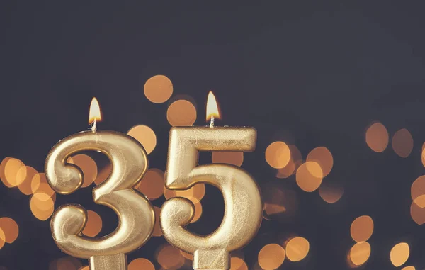 Ouro número 35 vela de celebração contra backgrou luz turva — Fotografia de Stock